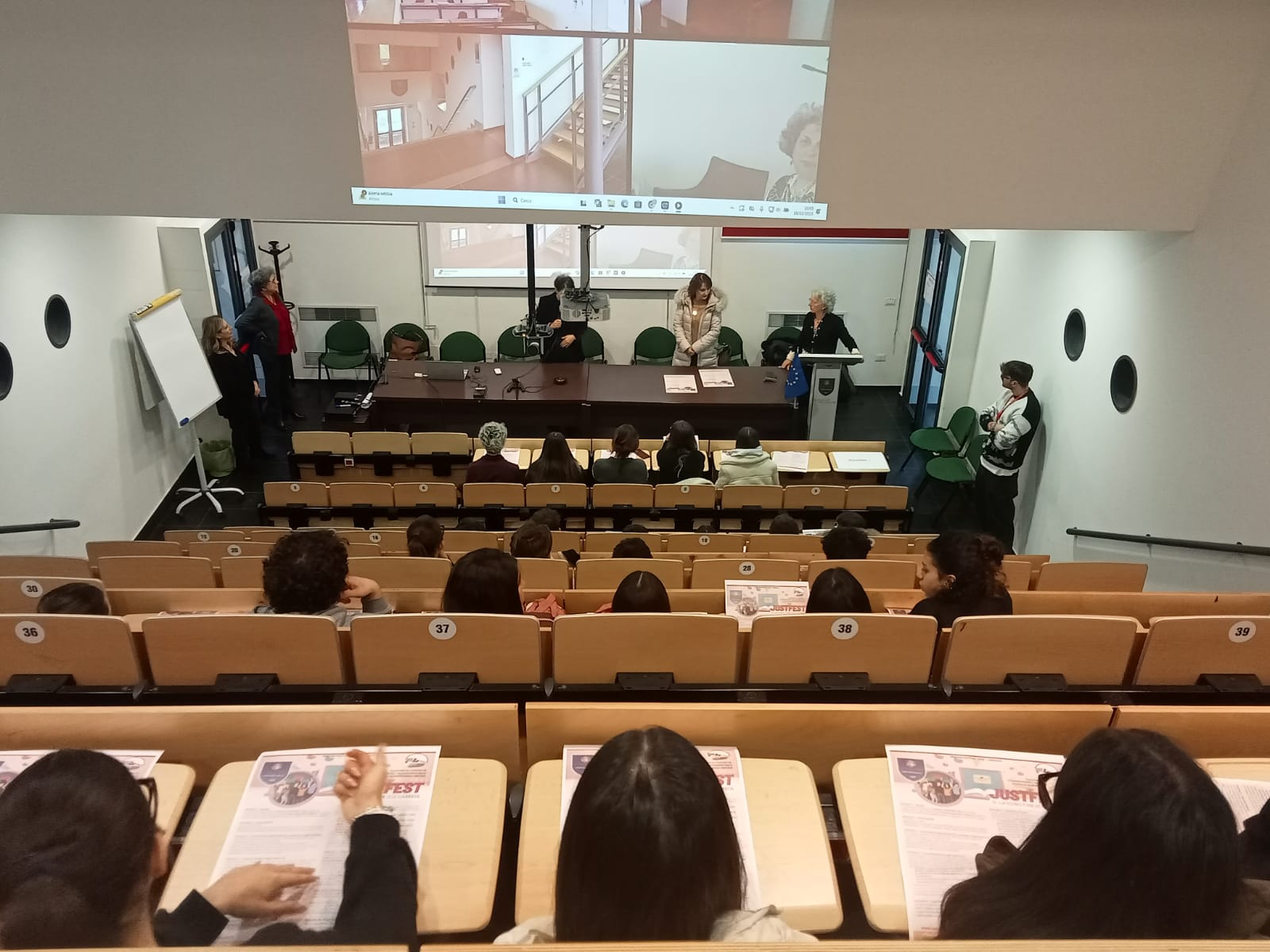 Gli studenti del liceo classico 'Stabili e Trebbiani'